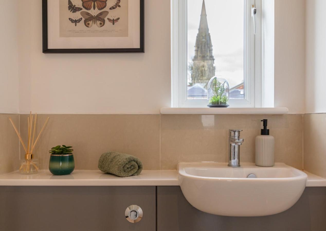 4 Bed City House With Private Garden And Parking Winchester Exterior foto