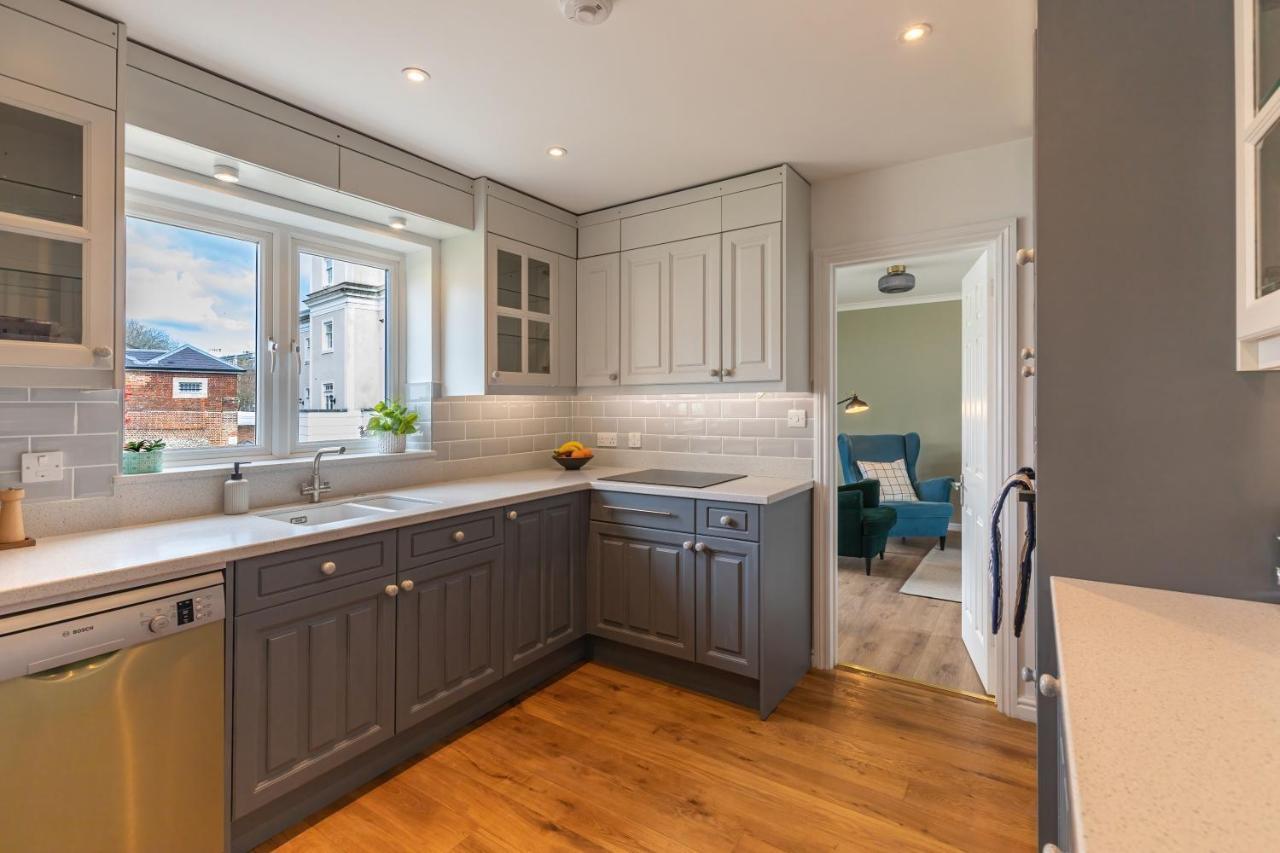 4 Bed City House With Private Garden And Parking Winchester Exterior foto