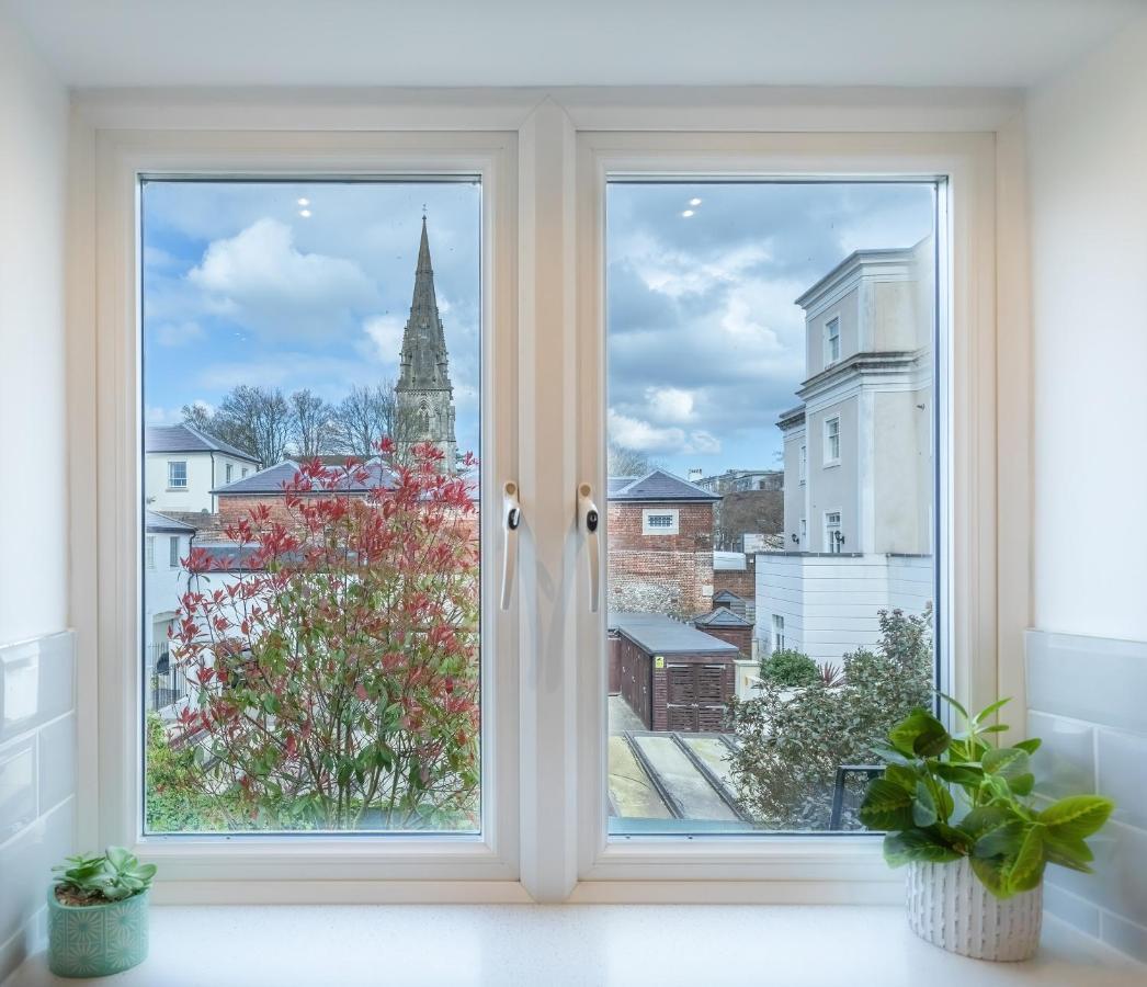 4 Bed City House With Private Garden And Parking Winchester Exterior foto