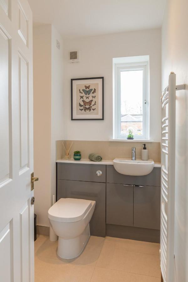 4 Bed City House With Private Garden And Parking Winchester Exterior foto